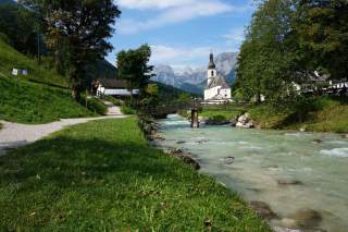 Idyllisches Bergdorf mit Bach und Kirche