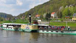 Ein kleiner Dampfer auf der Elbe.