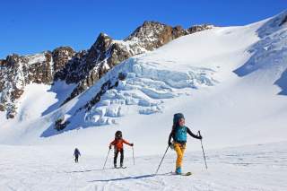 Skitourengruppe auf dem Anstieg zur Wildspitze.