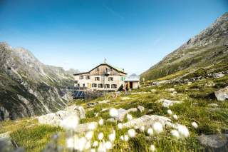 Blick auf Berghütte