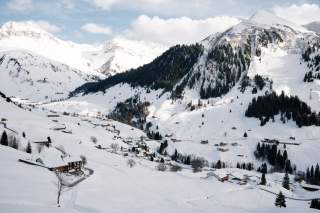 Blick auf verschneites Bergdorf