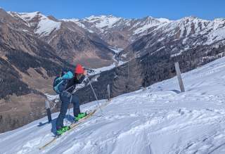 Skitourengeherin auf dem Anstieg zur Ultenspitze.