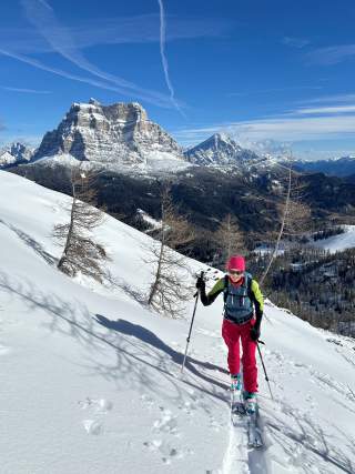 Frau auf Skitour in verschneiter Dolomiten-Landschaft