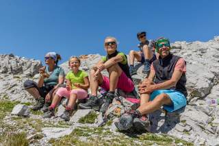 Familie macht Pause am Berg